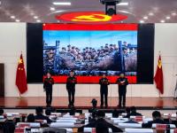 开云体育官方登录入口-场上冲锋陷阵，场下观众欢呼，掌声雷动的简单介绍