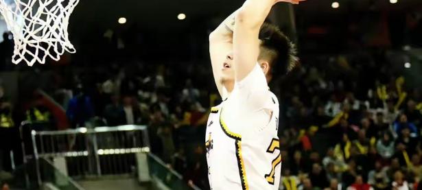 比赛时球员克服困难，展现出不屈的精神