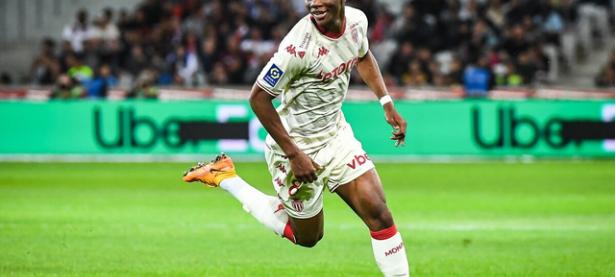 关于法甲冠军之争：里昂英雄无助，连战告捷的信息