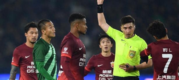 开云体育亚洲官网-包含球迷投诉裁判判罚不公，引发热议的词条