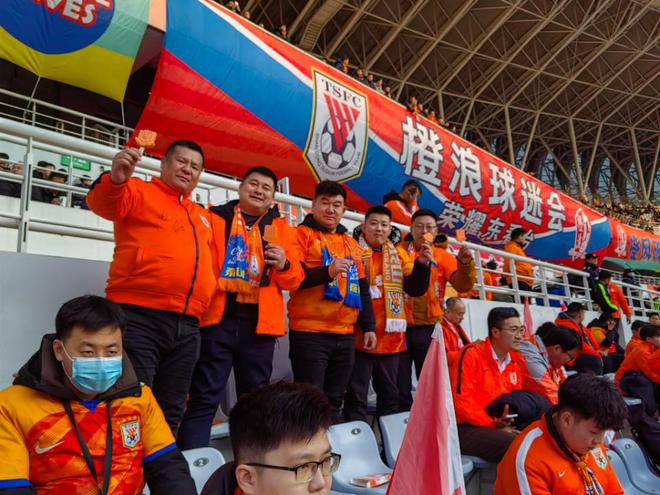广大球迷热情高涨，现场球赛场面火爆