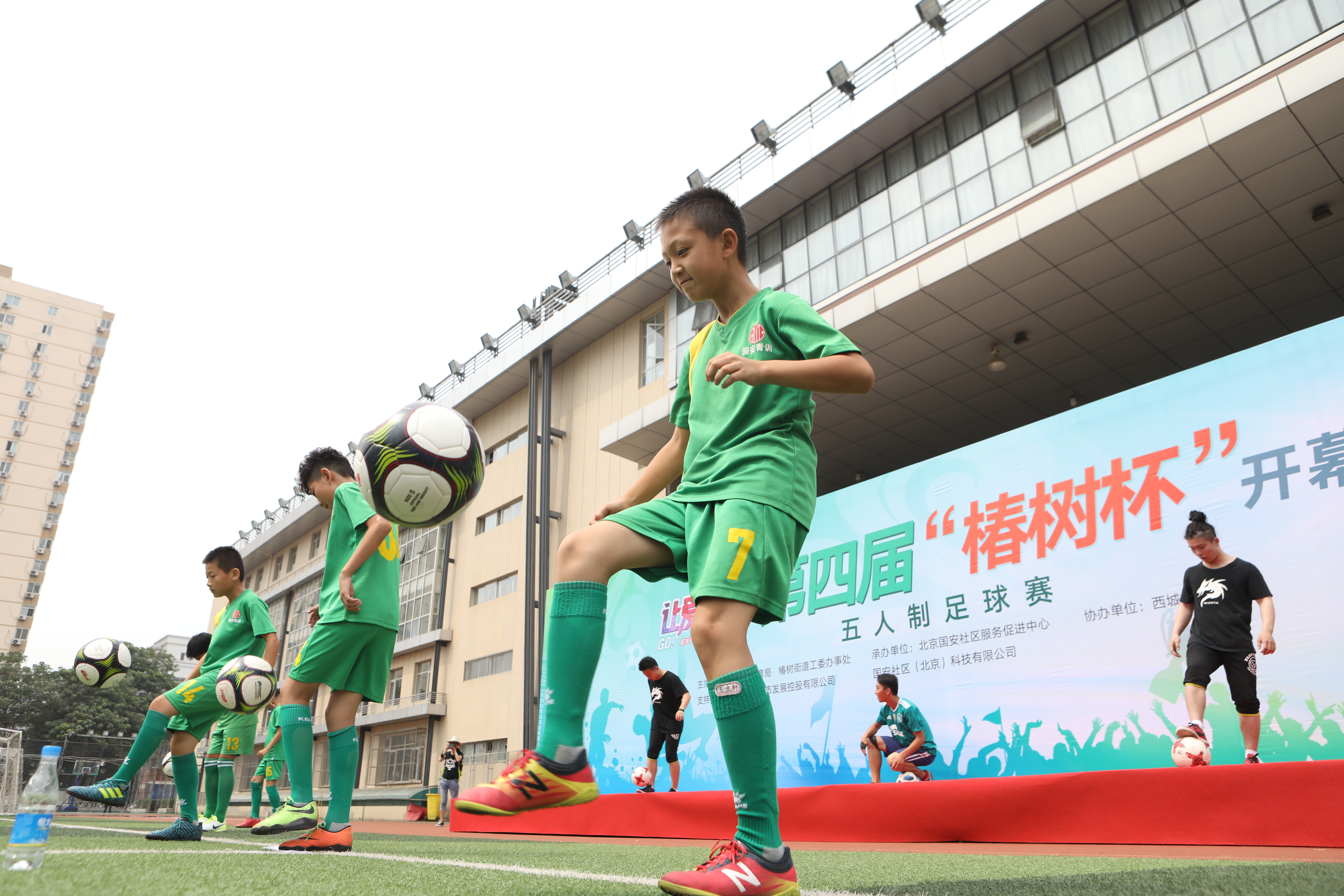 包含坚守荣誉：欧洲足球冠军争夺赛情不自禁的词条