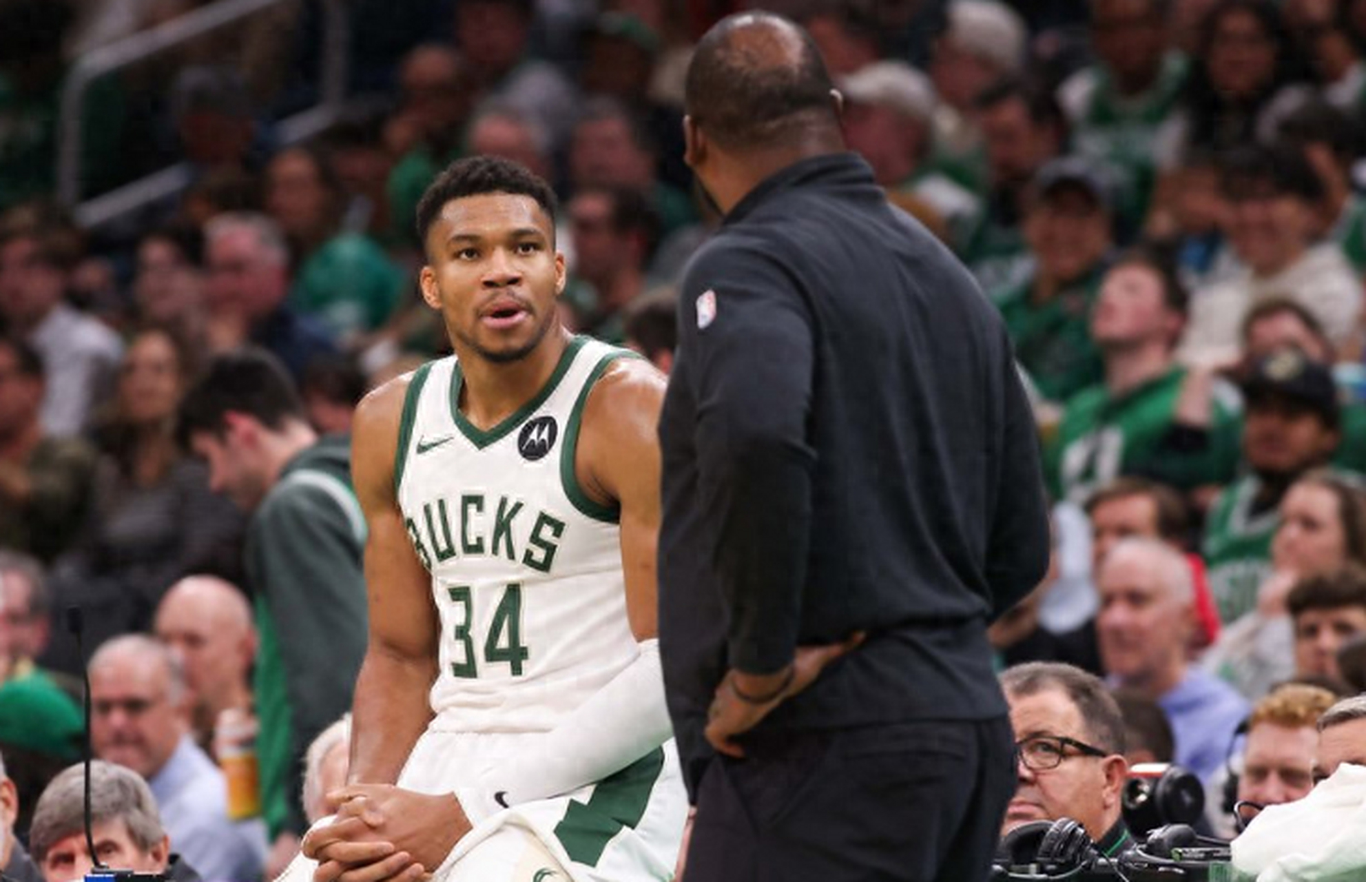 包含雄鹿击败凯尔特人，字母哥砍下33分的词条