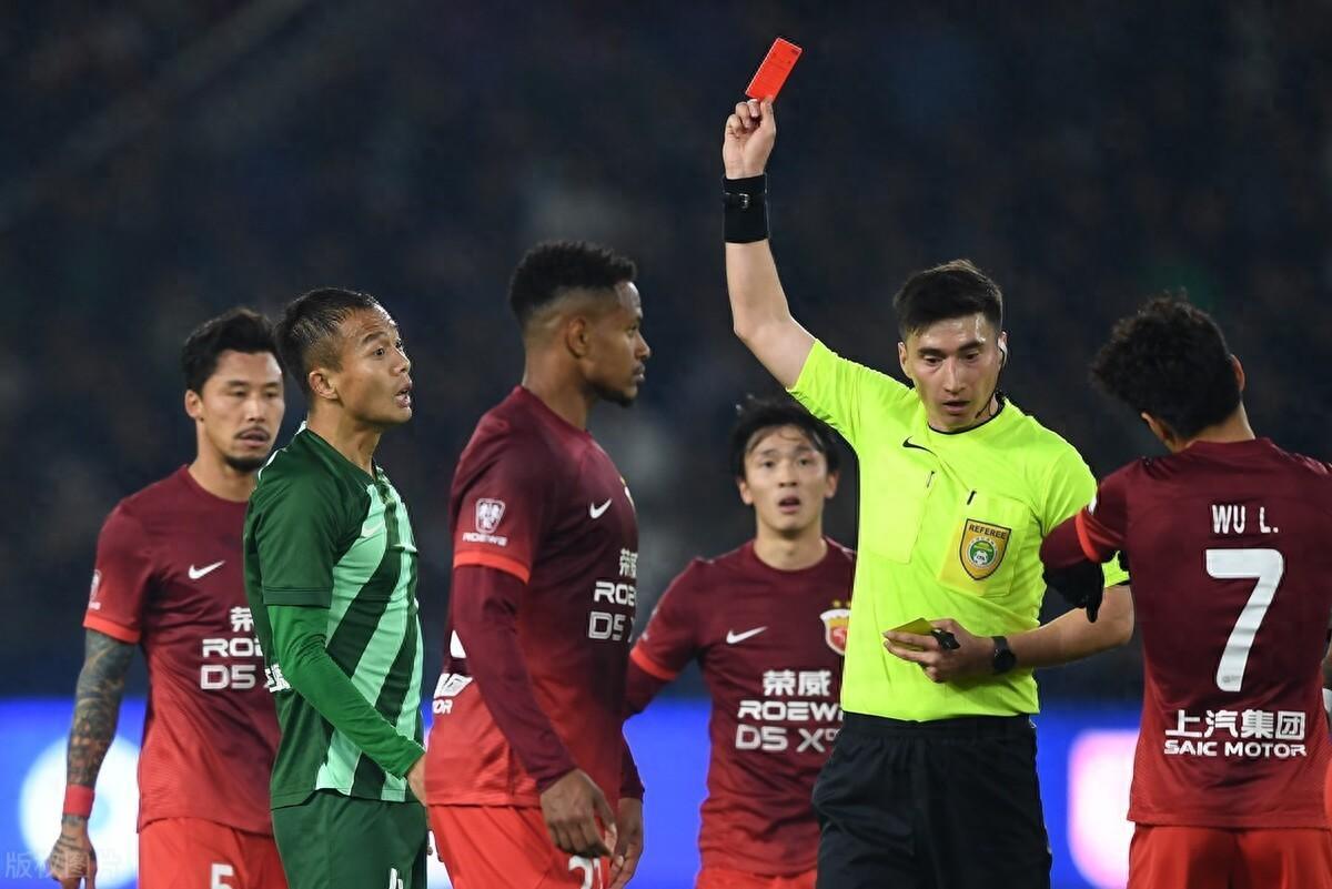 包含球迷投诉裁判判罚不公，引发热议的词条