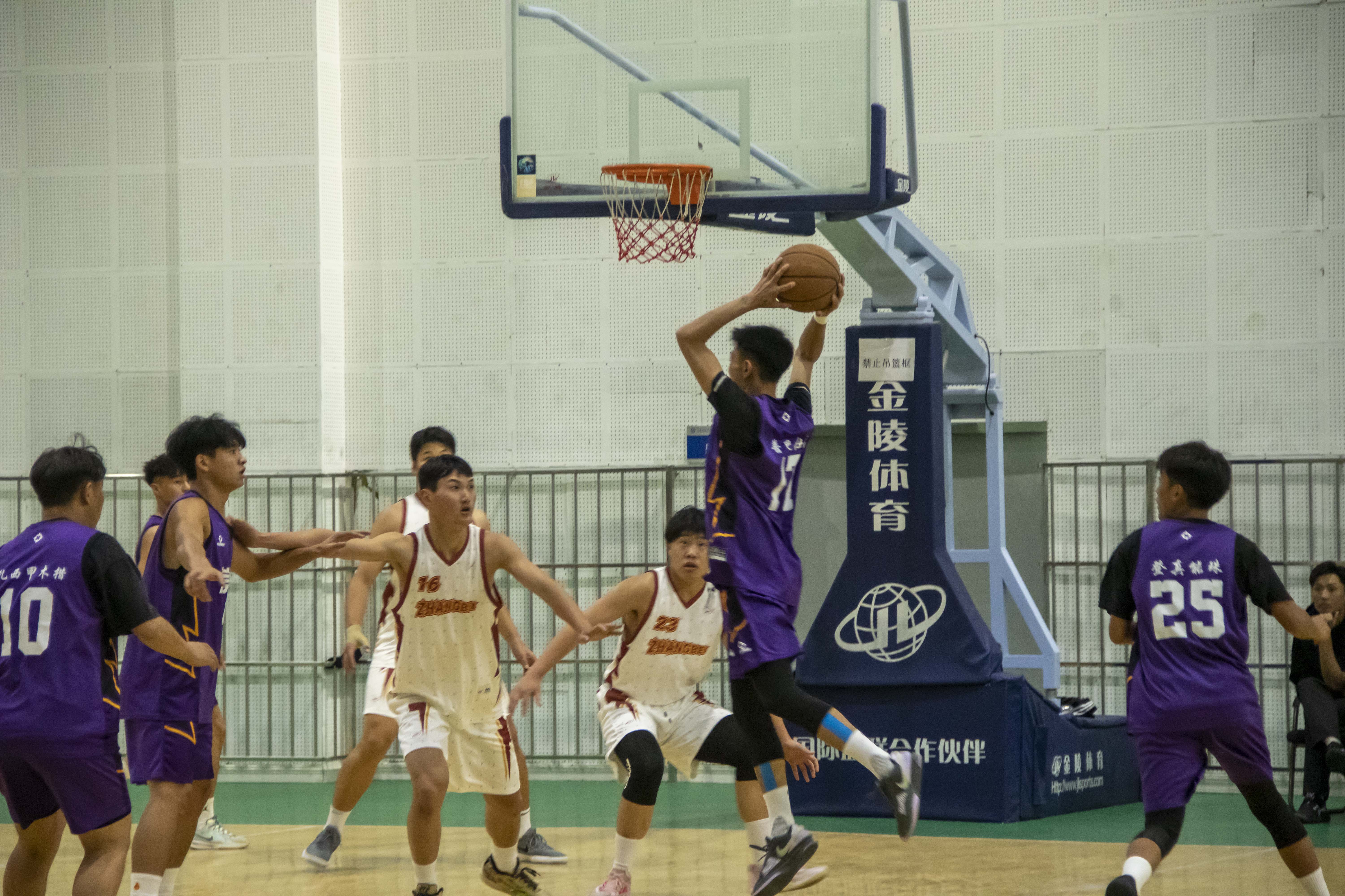 现代篮球比赛备受瞩目,势不可挡 现代篮球比赛备受瞩目,势不可挡