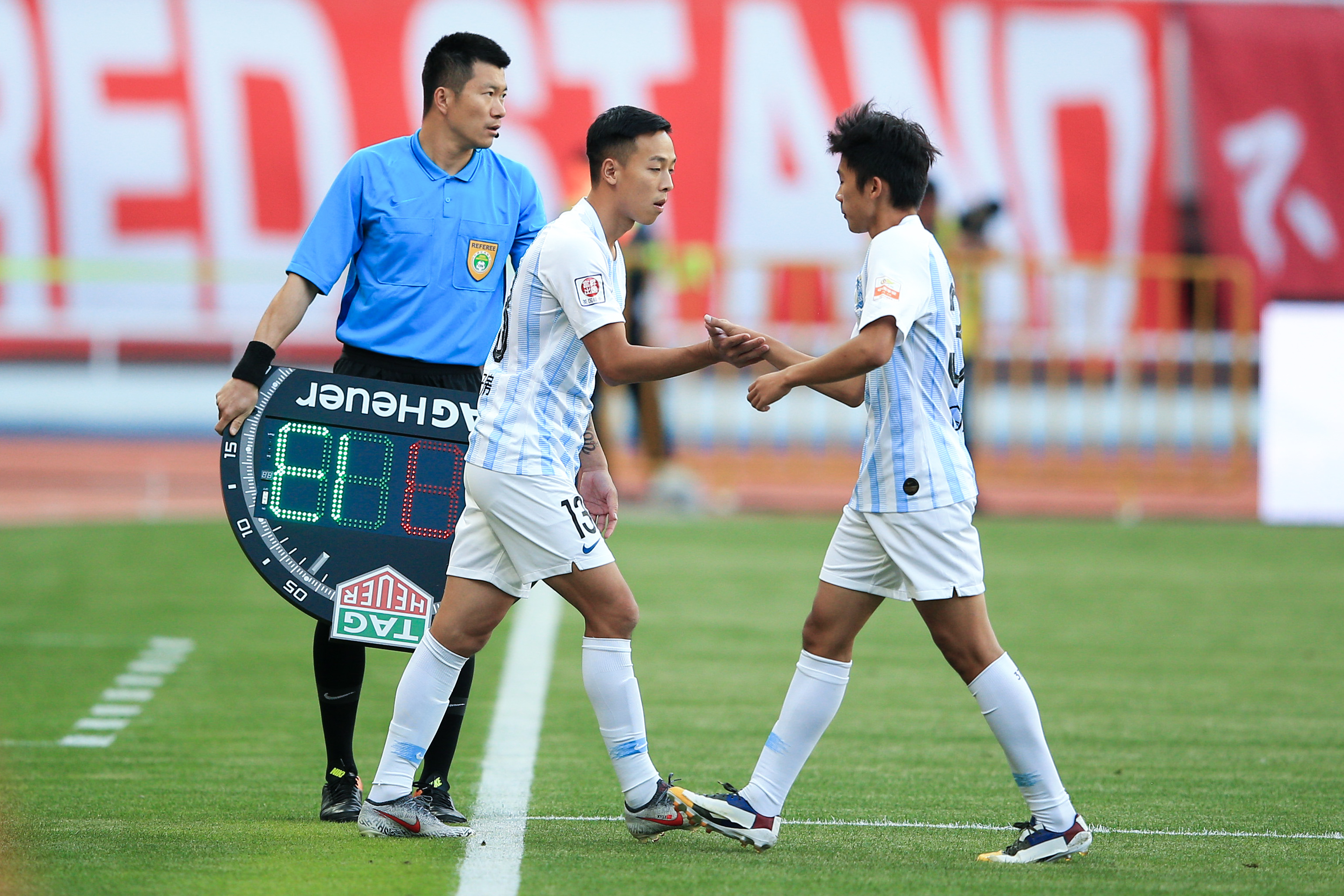 关于上海上港客场大胜广州富力，展现强势实力的信息